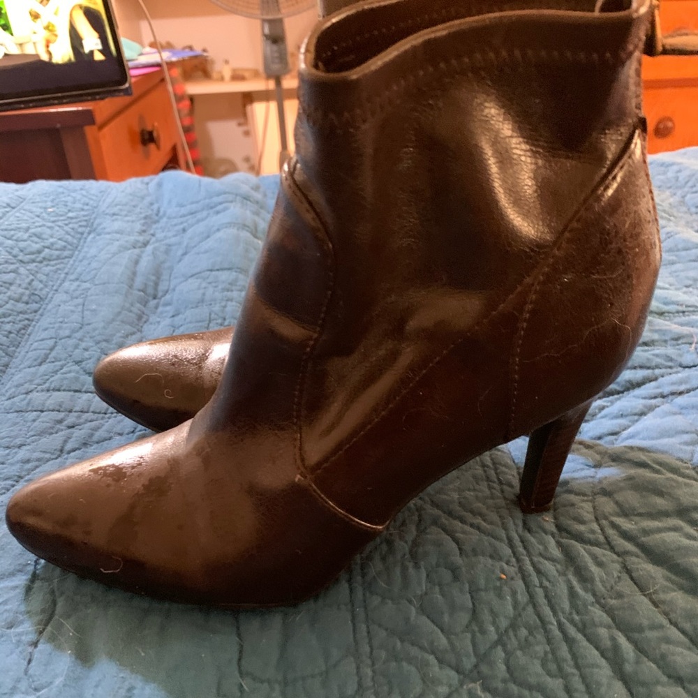 Dark brown ankle boots.
